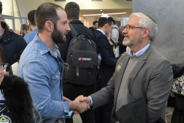 Vice Rector Prof. Arie Reich welcomes a reservist back to campus.